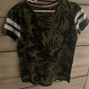 Girls, green and white Old Navy size small 6-7 T-shirt